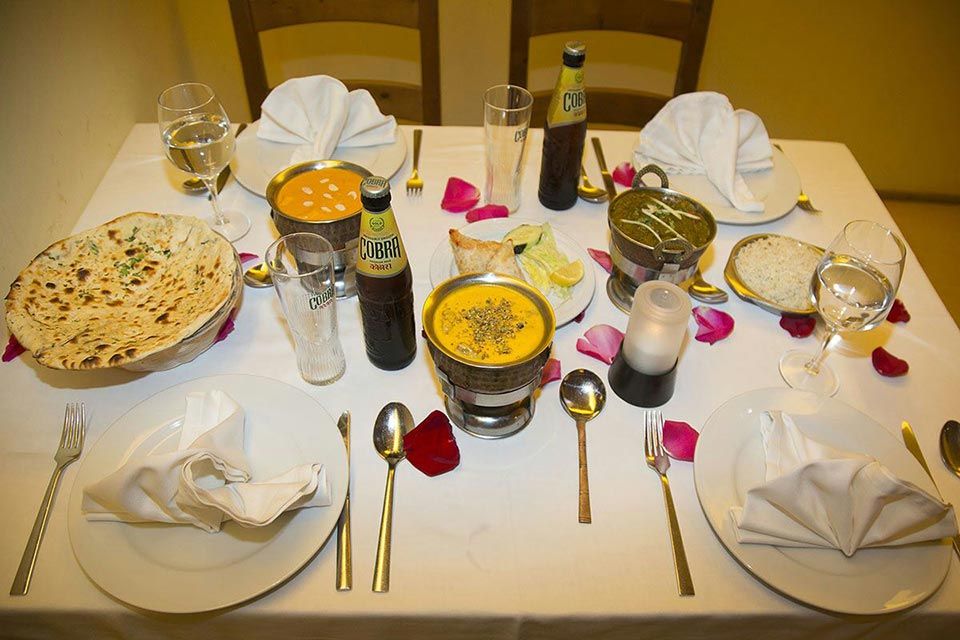 Restaurante Agra mesa con platos de comida